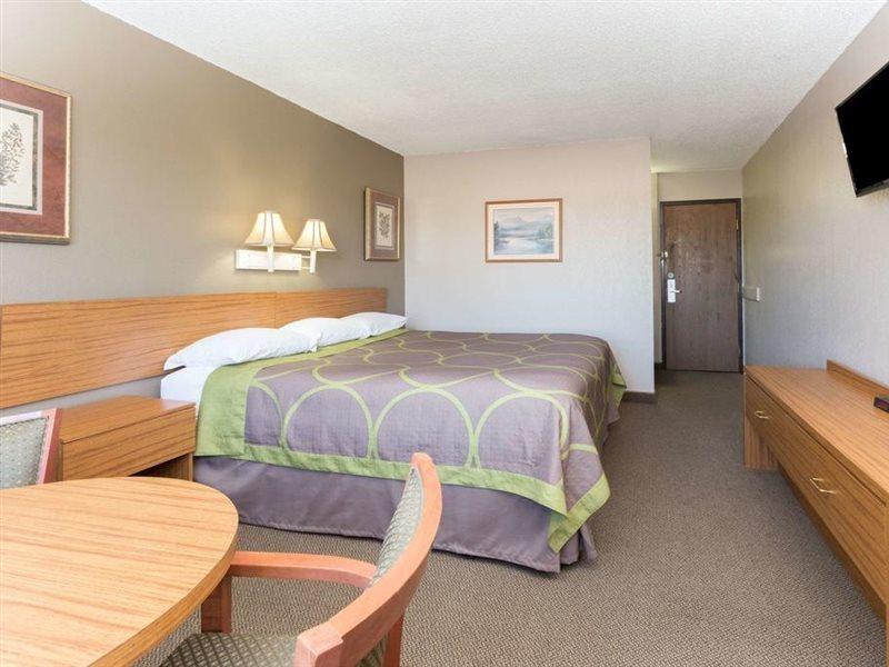 Super 8 By Wyndham Colorado Springs Peterson Space Force Cimarron Hills Экстерьер фото