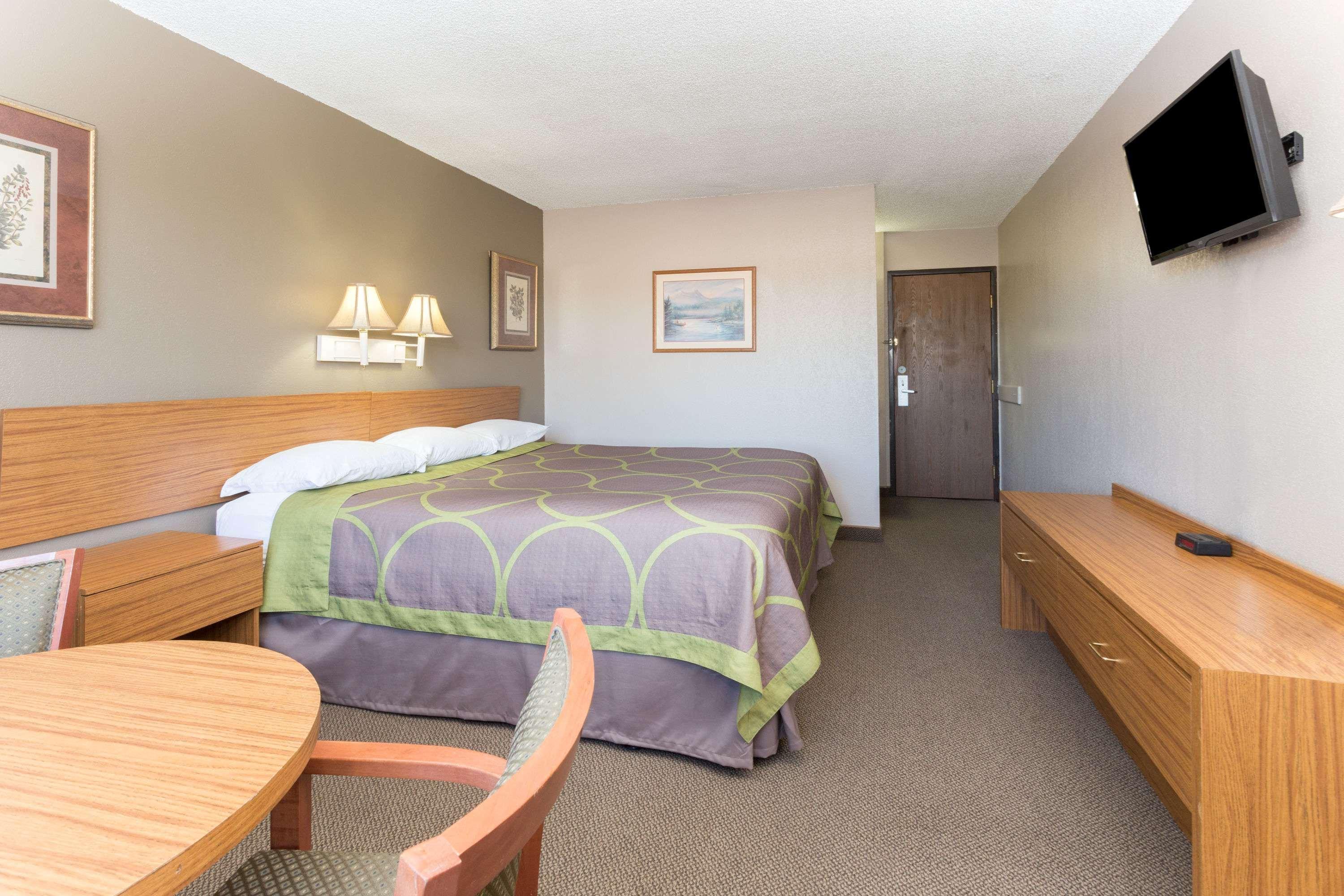Super 8 By Wyndham Colorado Springs Peterson Space Force Cimarron Hills Экстерьер фото